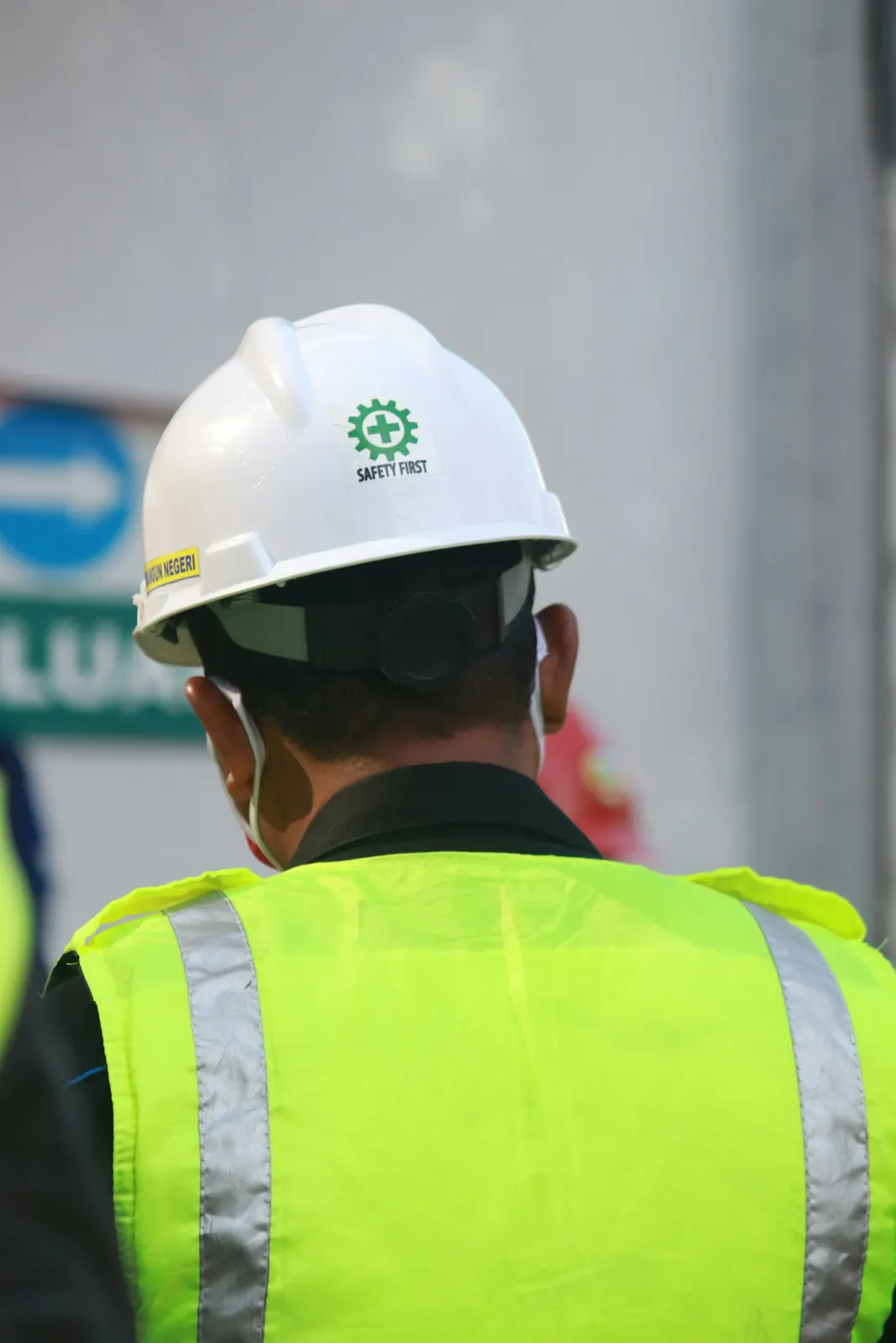 Medewerker in veiligheidsvest met witte helm